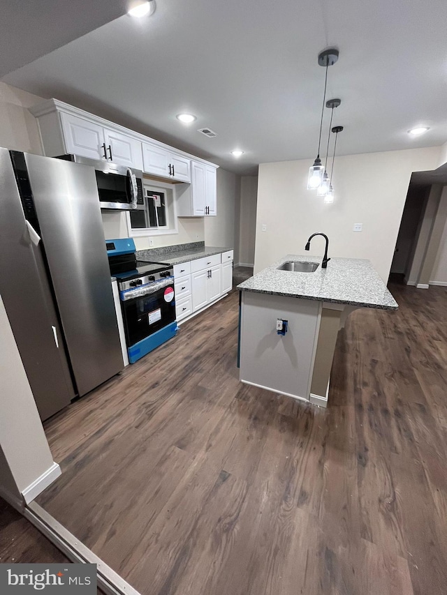 kitchen with sink, white cabinetry, appliances with stainless steel finishes, an island with sink, and pendant lighting