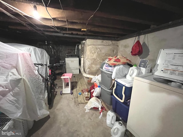 basement featuring washer / dryer