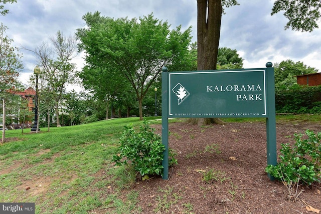 community sign featuring a lawn