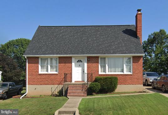 view of front facade with a front yard