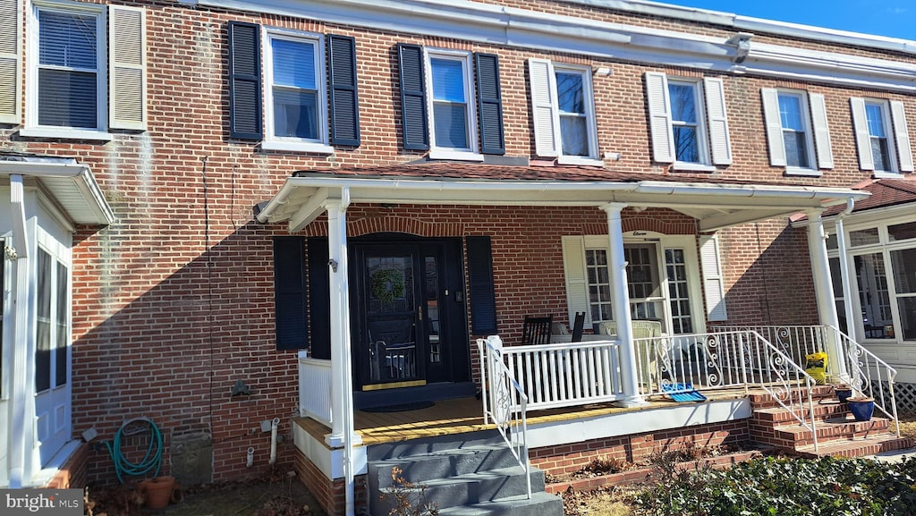 view of front of property with covered porch