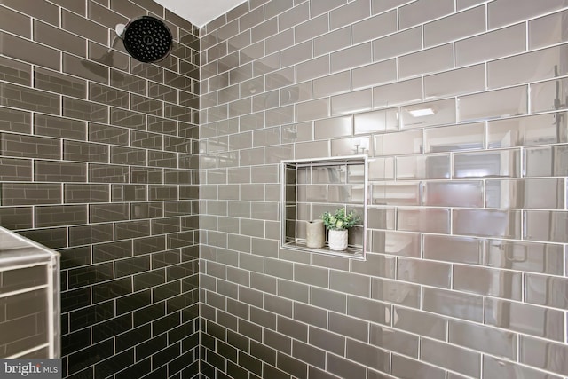 bathroom featuring a tile shower