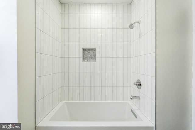 bathroom with tiled shower / bath combo