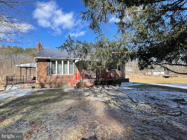 view of front of property with a front lawn