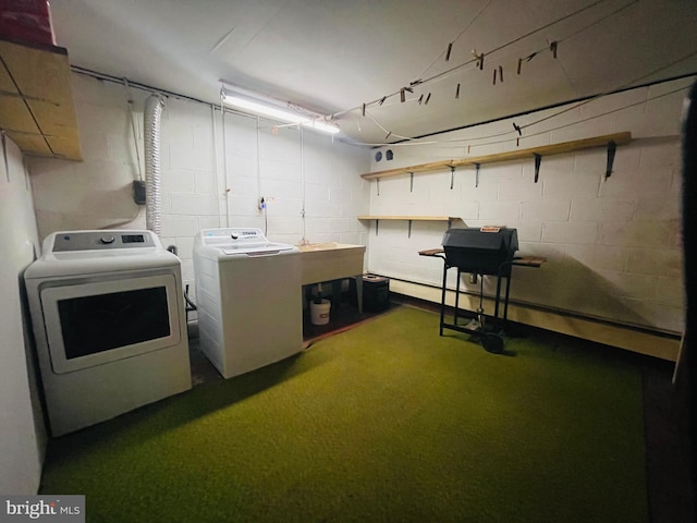 washroom featuring washing machine and clothes dryer