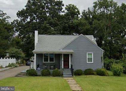 view of front of property featuring covered porch and a front yard