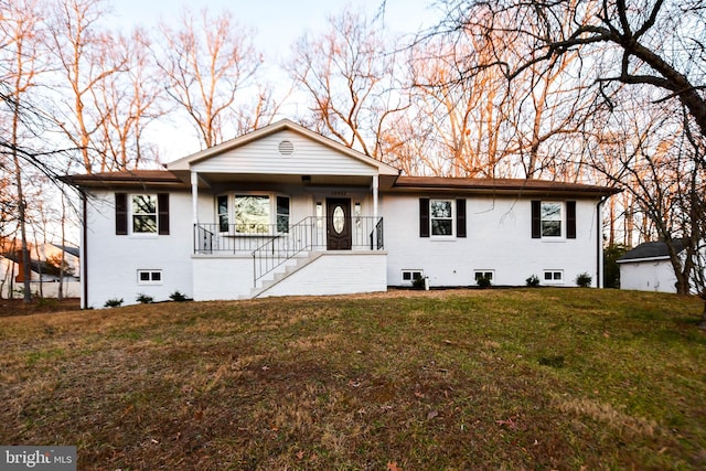 view of front of home featuring a porch and a front yard