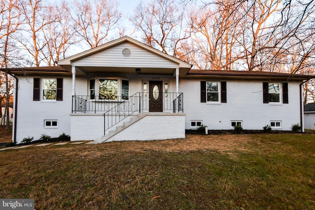 view of front of home featuring a porch and a front yard