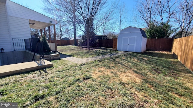 view of yard featuring a storage shed