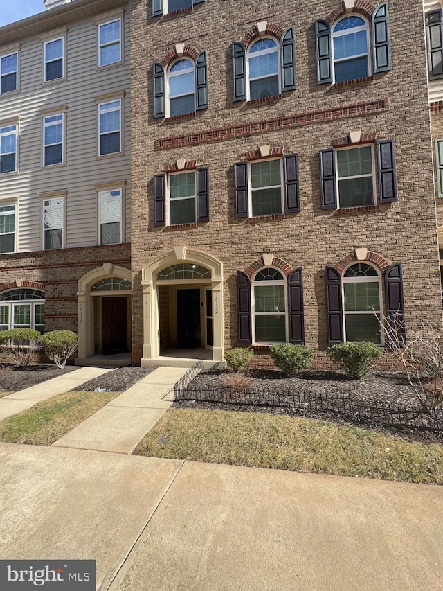 view of front facade featuring brick siding