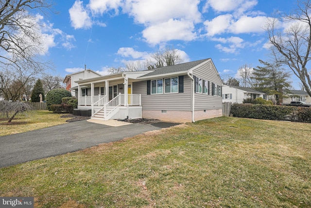 view of front facade featuring covered porch and a front yard