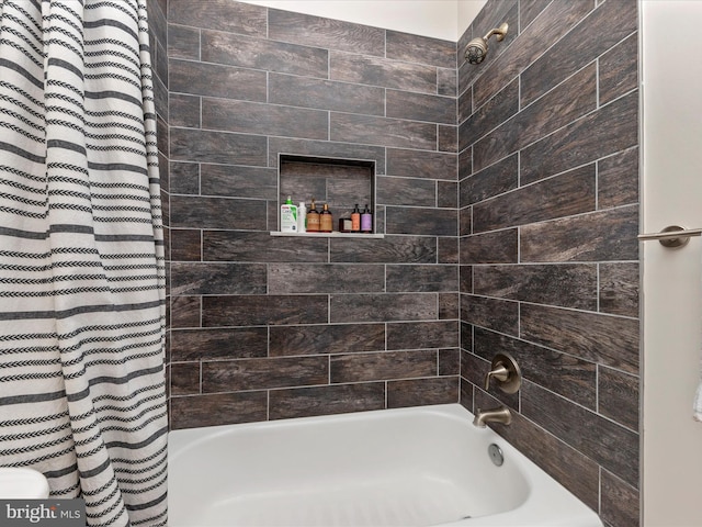 bathroom featuring shower / bath combo