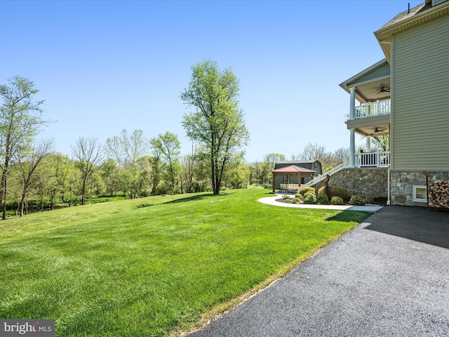 view of yard featuring ceiling fan