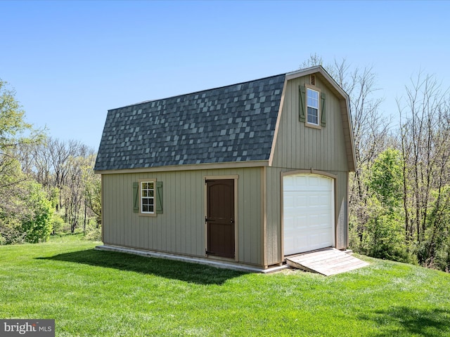 view of outdoor structure featuring an outbuilding