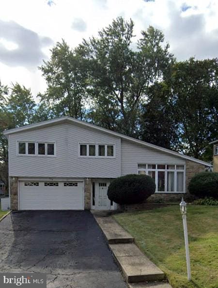 view of front of home featuring a garage and a front yard