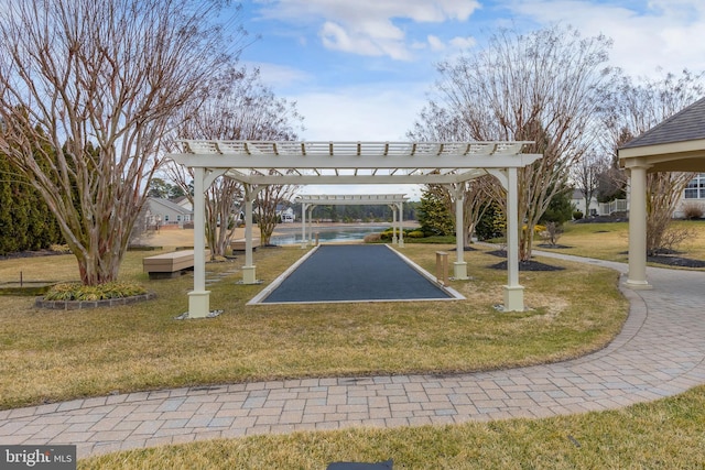 view of property's community featuring a lawn