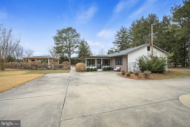 single story home with a front yard