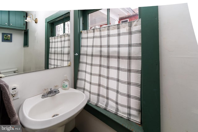 full bath featuring a sink and a shower with shower curtain