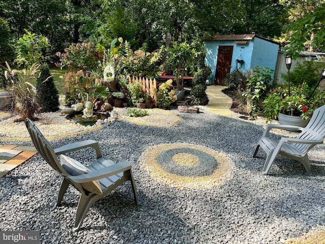 view of yard with an outdoor structure