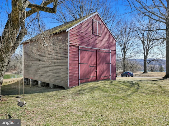 view of barn featuring a yard