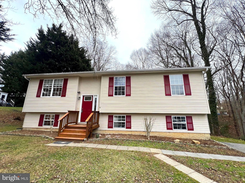 bi-level home featuring a front lawn