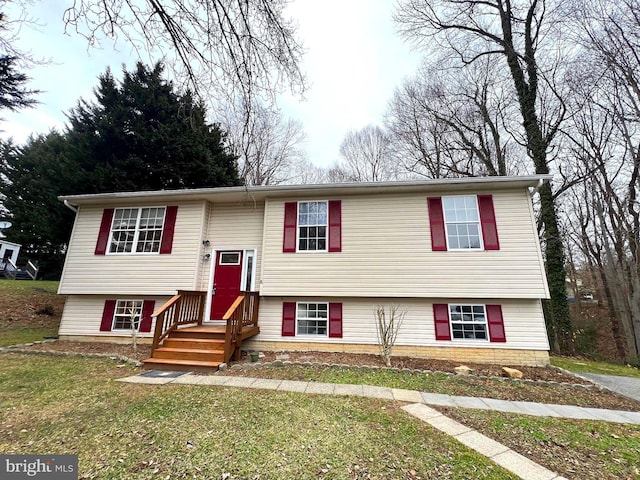 bi-level home featuring a front lawn