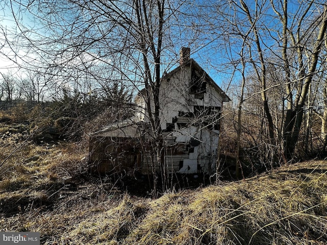 view of side of home with an outdoor structure