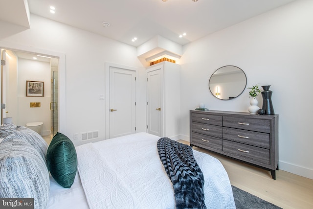 bedroom featuring connected bathroom, light wood-style flooring, recessed lighting, visible vents, and baseboards