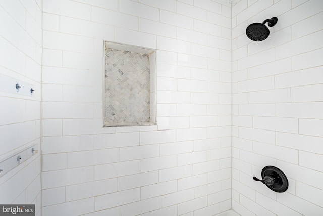 bathroom featuring tiled shower