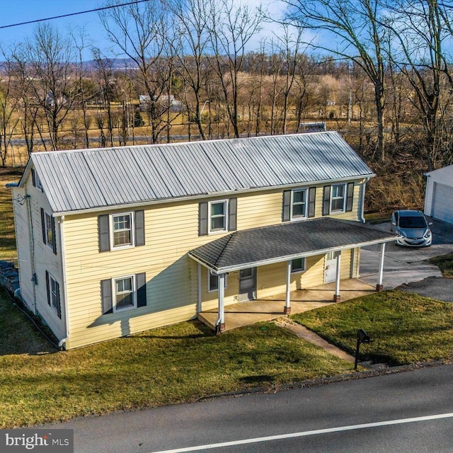 view of front of property featuring covered porch and a front yard