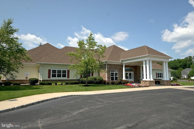 view of front of property featuring a front yard