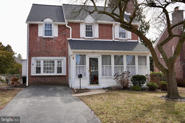 view of front facade featuring a front lawn