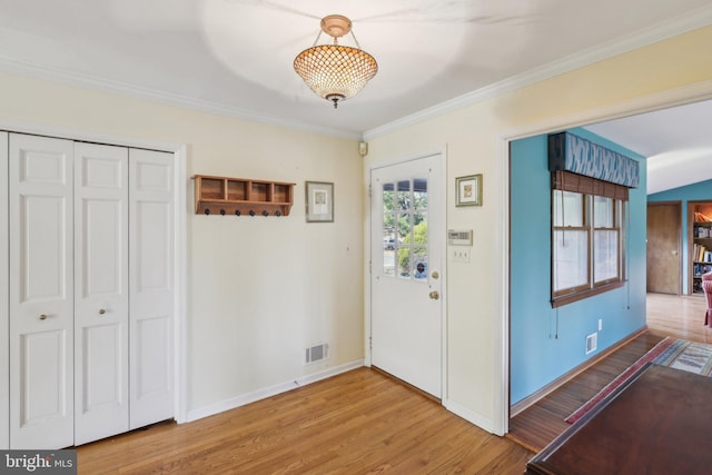 foyer featuring baseboards, visible vents, and light wood-style floors