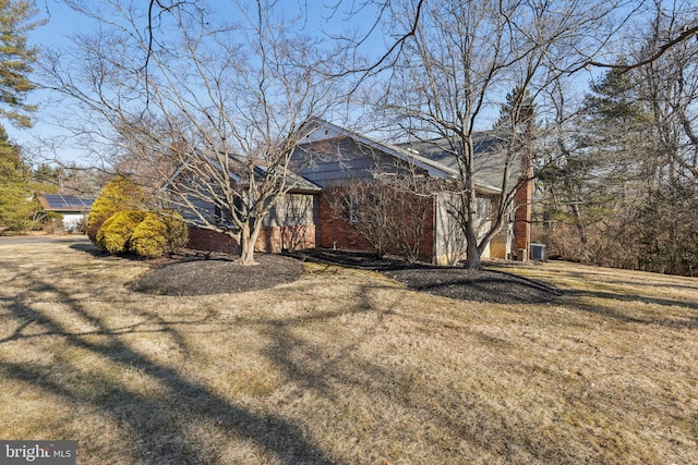 view of front of property featuring a front lawn and brick siding