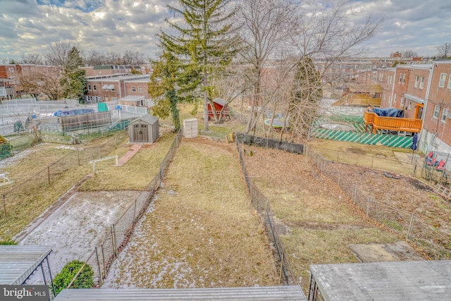 view of yard featuring a storage unit