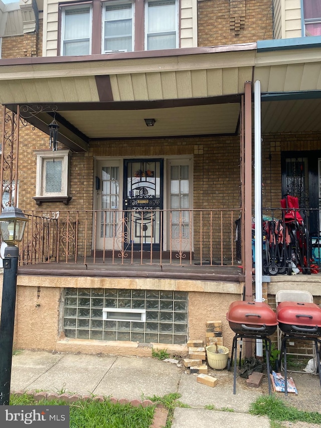 property entrance featuring covered porch