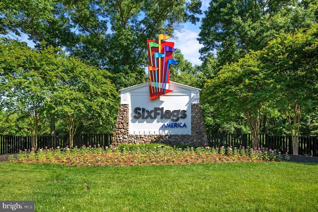 community sign with a yard