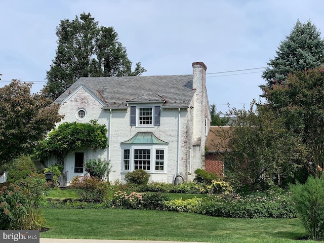 view of front of property with a front yard