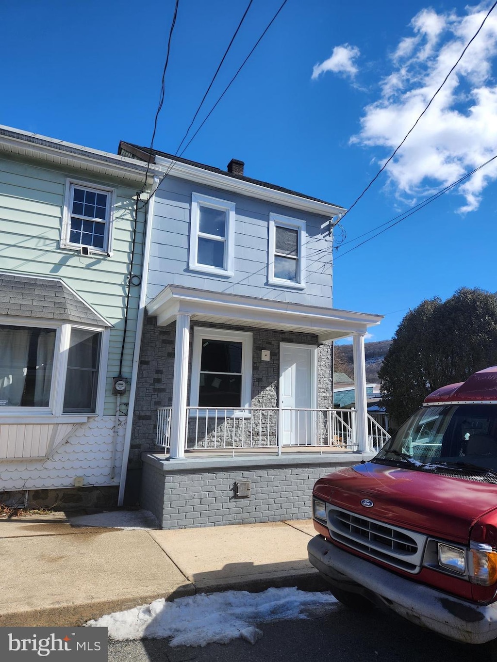 view of front of house featuring a porch