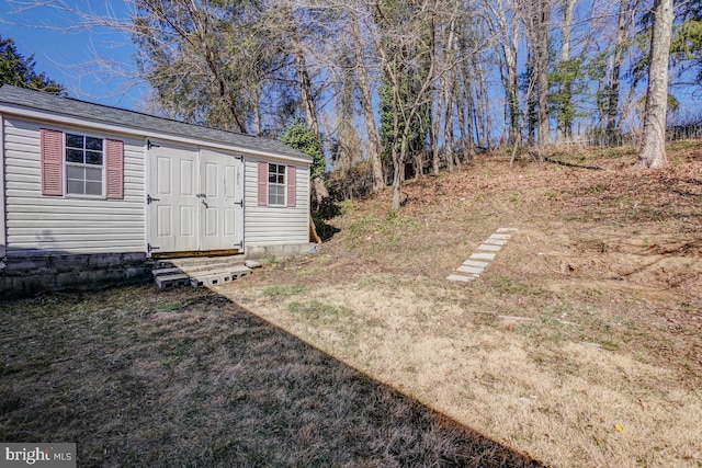 view of yard featuring an outdoor structure