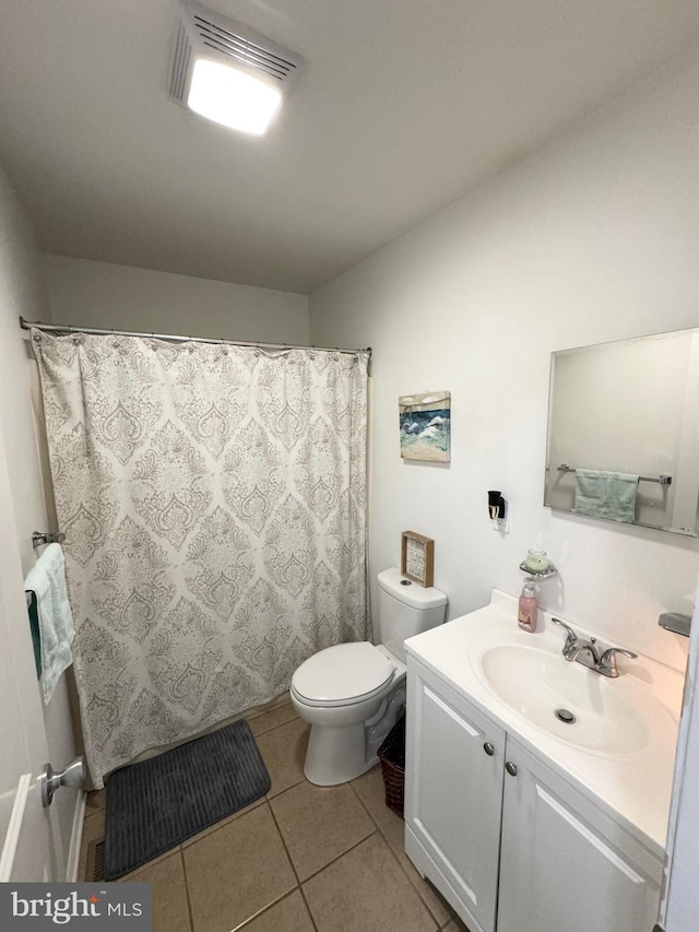 full bath with vanity, visible vents, tile patterned flooring, curtained shower, and toilet