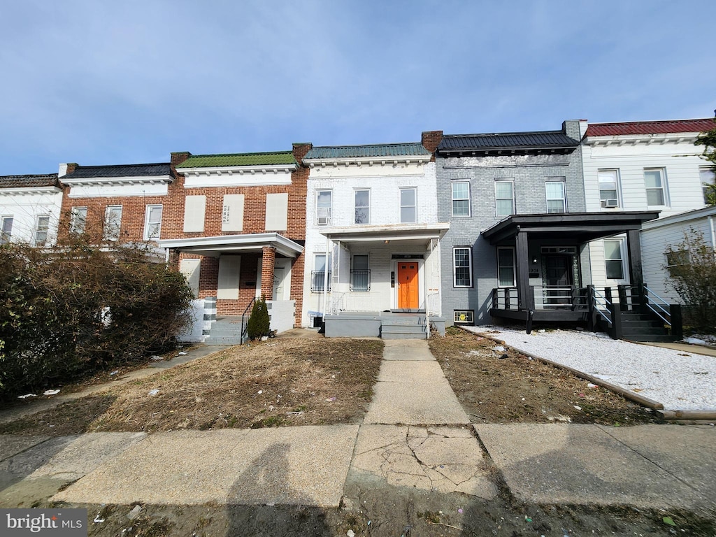 townhome / multi-family property featuring a porch