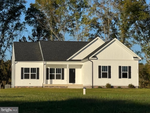 view of front of home featuring a front yard