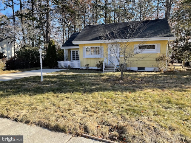 view of front of property with a front lawn