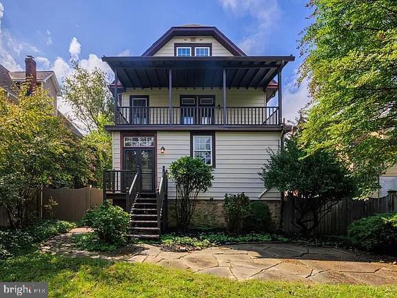 view of front of house with a balcony