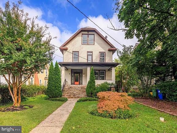 front facade featuring a porch and a front yard