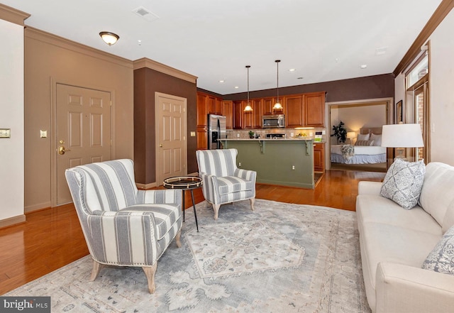 living room featuring light wood-style floors, recessed lighting, visible vents, and baseboards