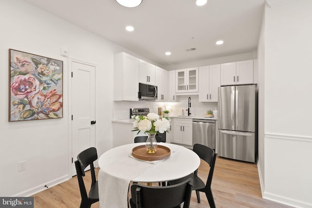 dining room featuring recessed lighting, visible vents, light wood-style flooring, and baseboards