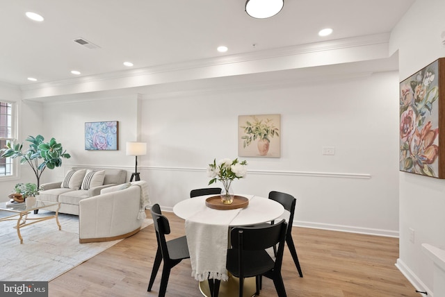 dining space featuring recessed lighting, visible vents, light wood-style floors, ornamental molding, and baseboards