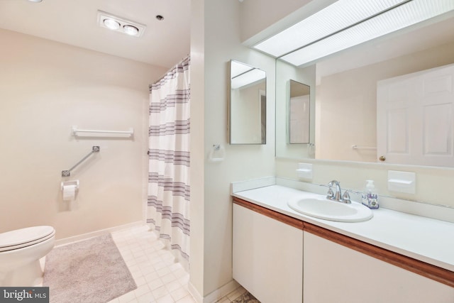 full bath featuring toilet, a shower with shower curtain, vanity, and baseboards